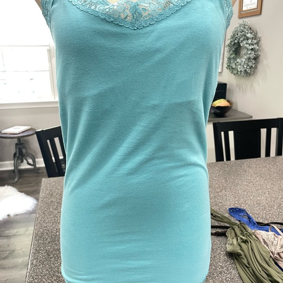 6 camis -assorted medium and large - Picture 6 of 6